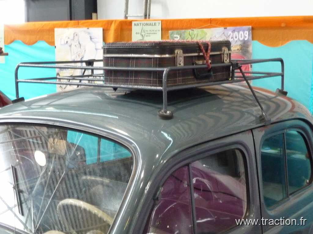 2011_epoquauto (202).jpg - 05/11/2011 - 69000 LYON - EPOQU'AUTO - 33ème Salon International Autos & Motos Anciennes - RENAULT - 4 CV avec galerie et porte bagages